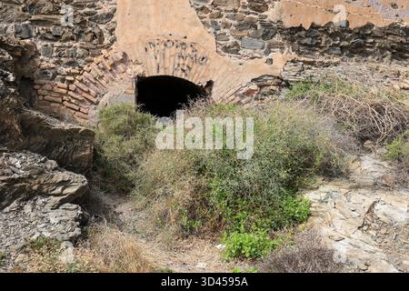 Villaricos, Almeria, Spanien – 11. Oktober 2025: Giesseruinen in der Shell Cove an der Küste von Villaricos in Cuevas de Almanzora, Almeria, Spanien Stockfoto