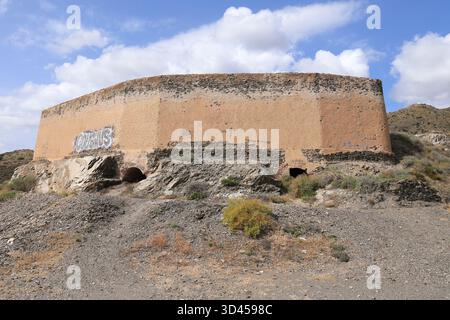 Villaricos, Almeria, Spanien – 11. Oktober 2025: Giesseruinen in der Shell Cove an der Küste von Villaricos in Cuevas de Almanzora, Almeria, Spanien Stockfoto