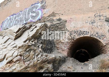 Villaricos, Almeria, Spanien – 11. Oktober 2025: Giesseruinen in der Shell Cove an der Küste von Villaricos in Cuevas de Almanzora, Almeria, Spanien Stockfoto