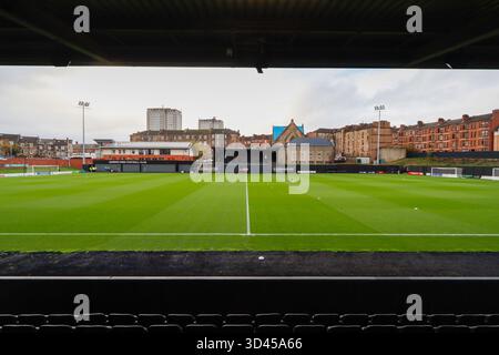 Glasgow, Schottland, Großbritannien. November 2025. Allgemeiner Blick auf das City Stadium vor dem SPFL-Meisterschaftsspiel zwischen Queen’s Parks und Raith Rovers. Quelle: Jacob Hughes/Alamy Live News Stockfoto