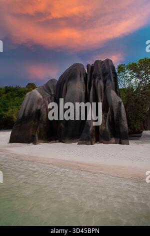 Granitblöcke bei Anse Source dArgent, La Digue bei Sonnenuntergang Stockfoto