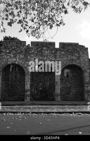 Blick auf die mittelalterlichen Stadtmauern und Arkaden entlang der Western Esplanade in Southampton, Hampshire, England. Erbaut und verstärkt vom 12. Bis 14. Jahrhundert Stockfoto