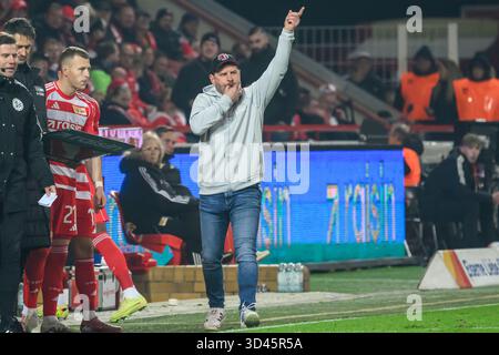 Berlin, Deutschland. November 2025. f.l.t.r.: Steffen Baumgart ( 1. FC Union Berlin, Trainer), in der 1. Bundesliga-Spiel, 1. FC Union Berlin vs. FC Bayern München, Bundesliga, Fußball, DFB, Saison 2025/2026, im Stadion Alte Foersterei, im Spiel der ersten Bundesligaspiel, 1. FC Union Berlin gegen FC Bayern München, Bundesliga, Fußball, DFB, Saison 2025/2026, IM STADION ALTE FÖRSTEREI, DFB/DFL-VORSCHRIFTEN VERBIETEN JEDE VERWENDUNG VON FOTOGRAFIEN ALS BILDSEQUENZEN UND/ODER QUASI-VIDEO, 08.11.25. Foto: HMB Media/Alamy Live News Stockfoto