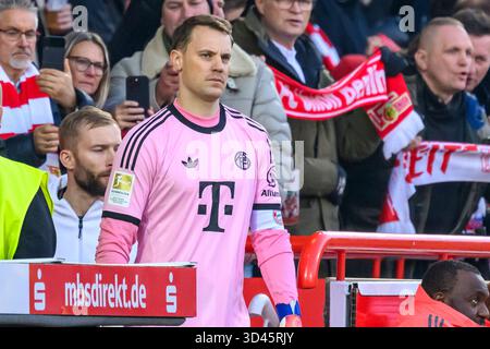 Berlin, Deutschland. November 2025. f.l.t.r.: Manuel neuer (FC Bayern München, 01), im 1. Bundesliga-Spiel, 1. FC Union Berlin vs. FC Bayern München, Bundesliga, Fußball, DFB, Saison 2025/2026, im Stadion Alte Foersterei, im Spiel der ersten Bundesligaspiel, 1. FC Union Berlin gegen FC Bayern MŸnchen, Bundesliga, FuParticle, DFB, Saison 2025/2026, IM STADION ALTE FŠRSTEREI, DFB/DFL-VORSCHRIFTEN VERBIETEN JEDE VERWENDUNG VON FOTOGRAFIEN ALS BILDSEQUENZEN UND/ODER QUASI-VIDEO, 08.11.25. Foto: HMB Media/Alamy Live News Stockfoto
