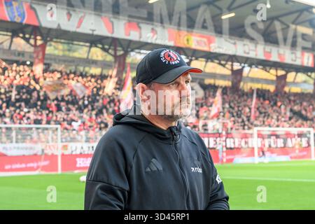Berlin, Deutschland. November 2025. f.l.t.r.: Steffen Baumgart ( 1. FC Union Berlin, Trainer), in der 1. Bundesliga-Spiel, 1. FC Union Berlin vs. FC Bayern München, Bundesliga, Fußball, DFB, Saison 2025/2026, im Stadion Alte Foersterei, im Spiel der ersten Bundesligaspiel, 1. FC Union Berlin gegen FC Bayern MŸnchen, Bundesliga, FuParticle, DFB, Saison 2025/2026, IM STADION ALTE FŠRSTEREI, DFB/DFL-VORSCHRIFTEN VERBIETEN JEDE VERWENDUNG VON FOTOGRAFIEN ALS BILDSEQUENZEN UND/ODER QUASI-VIDEO, 08.11.25. Foto: HMB Media/Alamy Live News Stockfoto