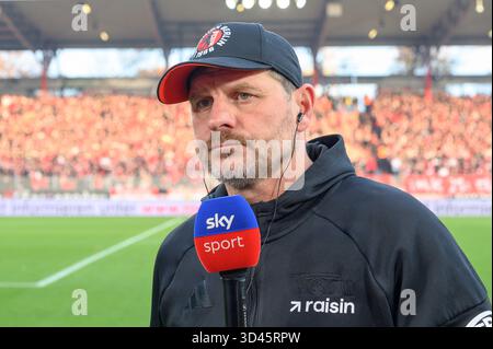 Berlin, Deutschland. November 2025. f.l.t.r.: Steffen Baumgart ( 1. FC Union Berlin, Trainer), in der 1. Bundesliga-Spiel, 1. FC Union Berlin vs. FC Bayern München, Bundesliga, Fußball, DFB, Saison 2025/2026, im Stadion Alte Foersterei, im Spiel der ersten Bundesligaspiel, 1. FC Union Berlin gegen FC Bayern MŸnchen, Bundesliga, FuParticle, DFB, Saison 2025/2026, IM STADION ALTE FŠRSTEREI, DFB/DFL-VORSCHRIFTEN VERBIETEN JEDE VERWENDUNG VON FOTOGRAFIEN ALS BILDSEQUENZEN UND/ODER QUASI-VIDEO, 08.11.25. Foto: HMB Media/Alamy Live News Stockfoto