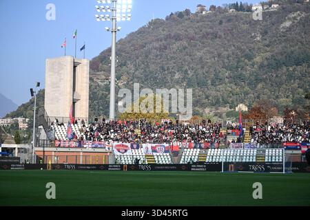 Como, Italien. November 2025. Cagliari Calcio Fans beim italienischen Fußballspiel der Serie A zwischen Calcio Como und Cagliari Calcio am 8. November 2025 im Giuseppe Senigallia Stadion in Como, Italien Credit: Independent Photo Agency/Alamy Live News Stockfoto