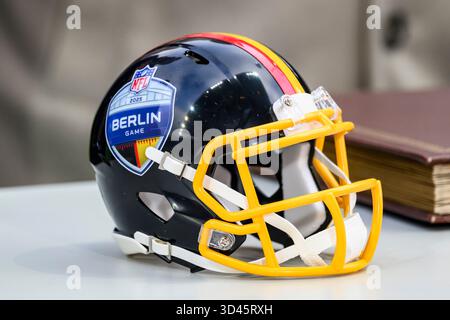 Berlin, Deutschland. November 2025. f.l.t.r.: Ein Mini-American-Football-Helm auf dem Tisch, symbolisch mit 'NFL Berlin' bedruckt. Im Feld 1. Bundesliga-Spiel, 1. FC Union Berlin vs. FC Bayern München, Bundesliga, Fußball, DFB, Saison 2025/2026, im Stadion Alte Foersterei, im Spiel der ersten Bundesligaspiel, 1. FC Union Berlin gegen FC Bayern MŸnchen, Bundesliga, FuParticle, DFB, Saison 2025/2026, IM STADION ALTE FŠRSTEREI, DFB/DFL-VORSCHRIFTEN VERBIETEN JEDE VERWENDUNG VON FOTOGRAFIEN ALS BILDSEQUENZEN UND/ODER QUASI-VIDEO, 08.11.25. Foto: HMB Media/Alamy Live News Stockfoto