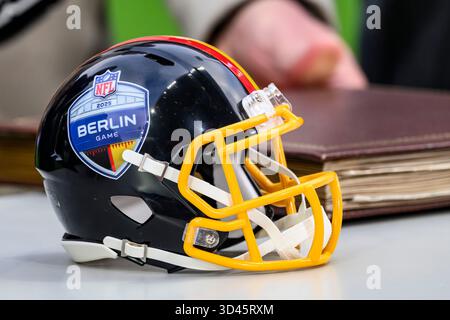 Berlin, Deutschland. November 2025. f.l.t.r.: Ein Mini-American-Football-Helm auf dem Tisch, symbolisch mit 'NFL Berlin' bedruckt. Im Feld 1. Bundesliga-Spiel, 1. FC Union Berlin vs. FC Bayern München, Bundesliga, Fußball, DFB, Saison 2025/2026, im Stadion Alte Foersterei, im Spiel der ersten Bundesligaspiel, 1. FC Union Berlin gegen FC Bayern MŸnchen, Bundesliga, FuParticle, DFB, Saison 2025/2026, IM STADION ALTE FŠRSTEREI, DFB/DFL-VORSCHRIFTEN VERBIETEN JEDE VERWENDUNG VON FOTOGRAFIEN ALS BILDSEQUENZEN UND/ODER QUASI-VIDEO, 08.11.25. Foto: HMB Media/Alamy Live News Stockfoto