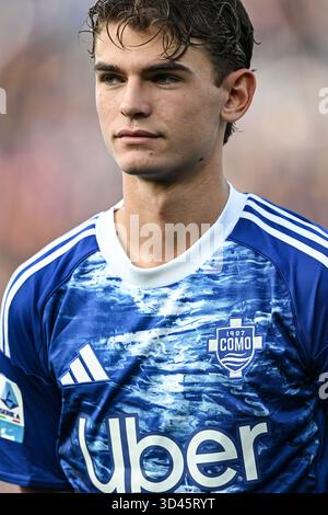 Como, Italien. November 2025. Nico Paz von Calcio Como nach dem italienischen Fußballspiel der Serie A zwischen Calcio Como und Cagliari Calcio am 8. November 2025 im Giuseppe Senigallia Stadion in Como, Italien Credit: Independent Photo Agency/Alamy Live News Stockfoto