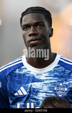 Como, Italien. November 2025. Assane Diao von Calcio Como nach dem italienischen Fußballspiel der Serie A zwischen Calcio Como und Cagliari Calcio am 8. November 2025 im Giuseppe Senigallia Stadion in Como, Italien Credit: Independent Photo Agency/Alamy Live News Stockfoto