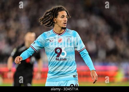 London Stadium, Stratford am Samstag, den 8. November 2025. Hannibal (28 Burnley) sieht sich beim Spiel der Premier League zwischen West Ham United und Burnley im London Stadium in Stratford am Samstag, den 8. November 2025 an. (Foto: Kevin Hodgson | MI News) Credit: MI News & Sport /Alamy Live News Stockfoto