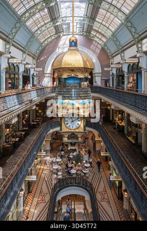 Die große australische Uhr hängt im Queen Victoria Building (QVB), einem Einkaufszentrum an der George Street in Sydney, New South Wales, Australien. Stockfoto