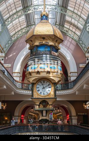 Die große australische Uhr hängt im Queen Victoria Building (QVB), einem Einkaufszentrum an der George Street in Sydney, New South Wales, Australien. Stockfoto