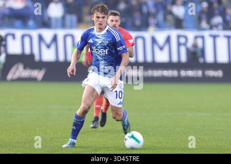 Como, Italien. November 2025. Italien, Como, 2025 11 08: Nicolas Paz (Como) dribbelt in der zweiten Halbzeit beim Fußballspiel Como 1907 gegen Cagliari Calcio, Serie A Enilive 2025-2026 Tag 11 im Sinigaglia StadiumItalien, Como, 2025 11 08: Como 1907 gegen Cagliari Calcio, Serie A EniLive 2025/2026 Tag 11 im Sinigaglia Stadion. (Foto: Fabrizio Andrea Bertani/Pacific Press) Credit: Pacific Press Media Production Corp./Alamy Live News Stockfoto