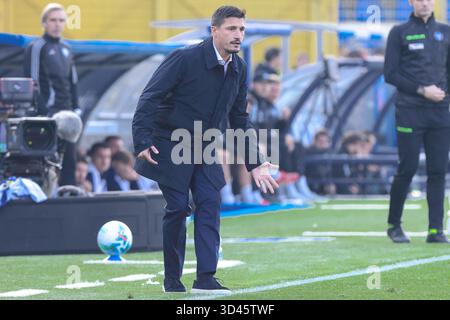 Como, Italien. November 2025. Italien, Como, 2025 11 08: Fabio Pisacane (Cagliari-Manager) gibt Ratschläge in der ersten Halbzeit während des Fußballspiels Como 1907 gegen Cagliari Calcio, Serie A Enilive 2025-2026 Tag 11 im Sinigaglia StadiumItalien, Como, 2025 11 08: Como 1907 gegen Cagliari Calcio, Serie A EniLive 2025/2026 Tag 11 im Sinigaglia Stadion. (Foto: Fabrizio Andrea Bertani/Pacific Press) Credit: Pacific Press Media Production Corp./Alamy Live News Stockfoto
