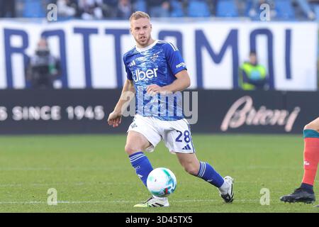 Como, Italien. November 2025. Italien, Como, 2025 11 08: Ivan Smolcic (Como) hat in der zweiten Halbzeit beim Fußballspiel Como 1907 gegen Cagliari Calcio, Serie A Enilive 2025-2026 Tag 11 im Sinigaglia StadiumItalien, Como, 2025 11 08: Como 1907 gegen Cagliari Calcio, Serie A EniLive 2025/2026 Tag 11 im Sinigaglia Stadion. (Foto: Fabrizio Andrea Bertani/Pacific Press) Credit: Pacific Press Media Production Corp./Alamy Live News Stockfoto