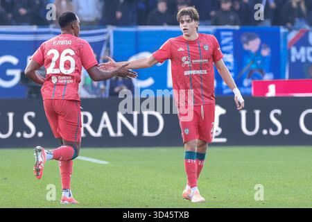Como, Italien. November 2025. Italien, Como, 2025 11 08: Marco Palestra (Cagliari) Good Play Feier in der ersten Hälfte während des Fußballspiels Como 1907 gegen Cagliari Calcio, Serie A Enilive 2025-2026 Tag 11 im Sinigaglia StadiumItalien, Como, 2025 11 08: Como 1907 gegen Cagliari Calcio, Serie A EniLive 2025/2026 Tag 11 im Sinigaglia Stadion. (Foto: Fabrizio Andrea Bertani/Pacific Press) Credit: Pacific Press Media Production Corp./Alamy Live News Stockfoto
