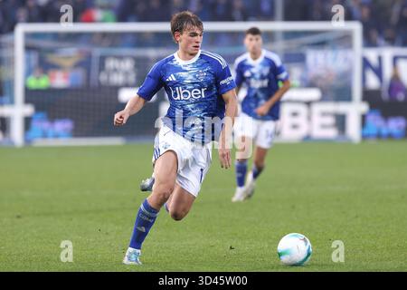 Como, Italien. November 2025. Italien, Como, 2025 11 08: Nicolas Paz (Como) fährt in der zweiten Halbzeit im Fußballspiel Como 1907 gegen Cagliari Calcio, Serie A Enilive 2025-2026 Tag 11 im Sinigaglia StadiumItalien, Como, 2025 11 08: Como 1907 gegen Cagliari Calcio, Serie A EniLive 2025/2026 Tag 11 im Sinigaglia Stadion. (Foto: Fabrizio Andrea Bertani/Pacific Press) Credit: Pacific Press Media Production Corp./Alamy Live News Stockfoto