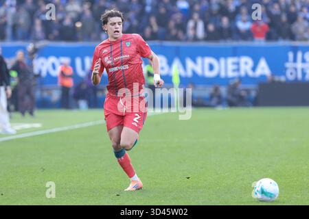 Como, Italien. November 2025. Italien, Como, 2025 11 08: Marco Palestra (Cagliari) fährt in der ersten Halbzeit in die Strafzone während des Fußballspiels Como 1907 gegen Cagliari Calcio, Serie A Enilive 2025-2026 Tag 11 im Sinigaglia StadiumItalien, Como, 2025 11 08: Como 1907 gegen Cagliari Calcio, Serie A EniLive 2025/2026 Tag 11 im Sinigaglia Stadion. (Foto: Fabrizio Andrea Bertani/Pacific Press) Credit: Pacific Press Media Production Corp./Alamy Live News Stockfoto