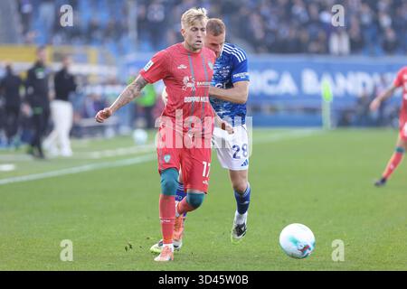 Como, Italien. November 2025. Italien, Como, 2025 11 08: Mattia Felici (Cagliari) hat in der zweiten Halbzeit beim Fußballspiel Como 1907 gegen Cagliari Calcio, Serie A Enilive 2025-2026 Tag 11 im Sinigaglia StadiumItalien, Como, 2025 11 08: Como 1907 gegen Cagliari Calcio, Serie A EniLive 2025/2026 Tag 11 im Sinigaglia Stadion. (Foto: Fabrizio Andrea Bertani/Pacific Press) Credit: Pacific Press Media Production Corp./Alamy Live News Stockfoto