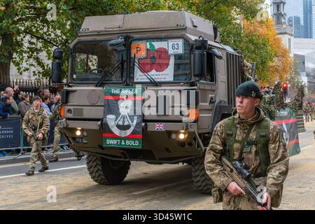 Die Lady Mayor's Show Prozession in der City of London, 2025, England, Großbritannien. Die jährliche Parade fand am 8. November 2025 statt, um die First Lady Mayor of London in mehr als 800 Jahren, Dame Susan Langley, zu begrüßen. (Normalerweise wird sie Lord Mayors Show genannt). Die neue Bürgermeisterin von London ritt in einer goldenen Kutsche. Die Parade umfasste viele Marschkapellen, Lackierfirmen, Vertreter aller Streitkräfte und viele verschiedene Organisationen. Im Bild: 7. Bataillon, die Gewehre Stockfoto