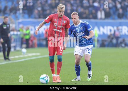 Como, Italien. November 2025. Italien, Como, 2025 11 08: Mattia Felici (Cagliari) verteidigt den Ball in der zweiten Halbzeit beim Fußballspiel Como 1907 gegen Cagliari Calcio, Serie A Enilive 2025-2026 Tag 11 im Sinigaglia StadiumItalien, Como, 2025 11 08: Como 1907 gegen Cagliari Calcio, Serie A EniLive 2025/2026 Tag 11 im Sinigaglia Stadion. (Foto: Fabrizio Andrea Bertani/Pacific Press) Credit: Pacific Press Media Production Corp./Alamy Live News Stockfoto
