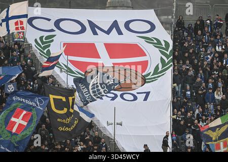 Como, Italien. November 2025. Calcio Como Fans beim italienischen Fußballspiel der Serie A zwischen Calcio Como und Cagliari Calcio am 8. November 2025 im Giuseppe Senigallia Stadion in Como, Italien Credit: Independent Photo Agency/Alamy Live News Stockfoto