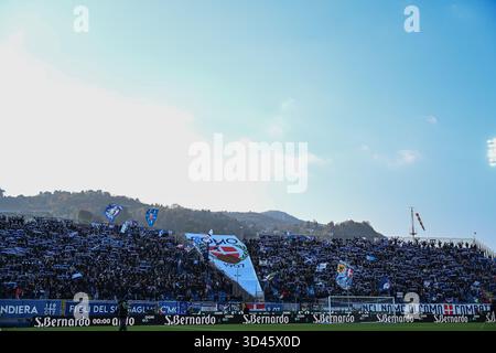 Como, Italien. November 2025. Calcio Como Fans beim italienischen Fußballspiel der Serie A zwischen Calcio Como und Cagliari Calcio am 8. November 2025 im Giuseppe Senigallia Stadion in Como, Italien Credit: Independent Photo Agency/Alamy Live News Stockfoto