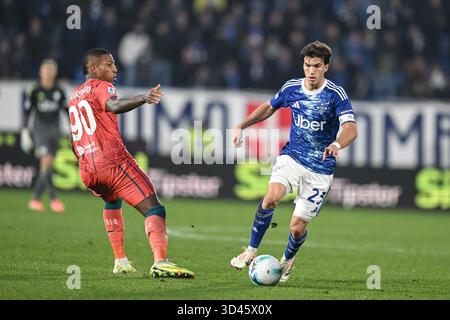 Como, Italien. November 2025. Maximo Perrone von Calcio Como während des italienischen Fußballspiels der Serie A zwischen Calcio Como und Cagliari Calcio am 8. November 2025 im Giuseppe Senigallia Stadion in Como, Italien Credit: Independent Photo Agency/Alamy Live News Stockfoto