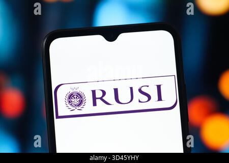 In dieser Abbildung ist das Logo des Royal United Services Institute (RUSI) auf einem Smartphone-Bildschirm zu sehen. Stockfoto