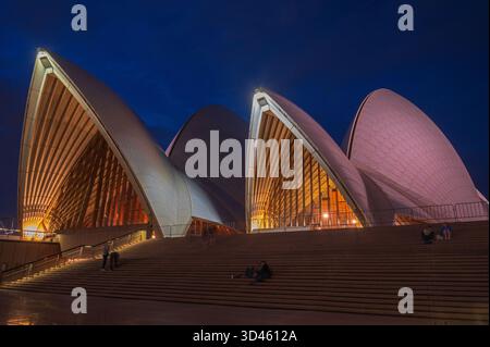 Nächtlicher Blick über die Stufen des Sydney Opera House, Sydney, New South Wales, Australien, mit farbigen Lichtern. Stockfoto