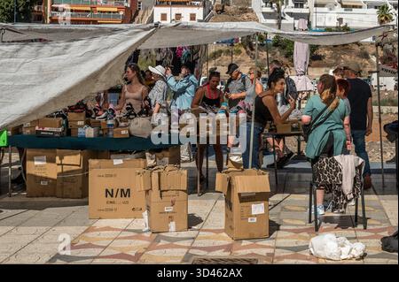 Zwei Frauen verhandeln in einem Verkaufsstand auf dem Mogan Market, Gran Canaria, 3. März 2025 Stockfoto