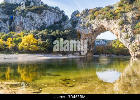 Vallon-Pont-d'Arc, ein großer natürlicher Felsbogen, der sich über den Fluss Ardèche erstreckt, ein wichtiger Touristenort und ein unvergleichlicher Aussichtspunkt in der Provence, Südfrankreich Stockfoto