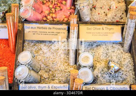 Eine Auswahl an aromatisierten Salzen wie Herbes de provence und anderen Aromen auf dem provenzalischen Bauernmarkt Cours Saleya in der Altstadt von Nizza, Südfrankreich Stockfoto