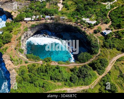 Einzigartige runde Klippen und natürliche Brücke über den Ozean bei Nusa Penida Stockfoto