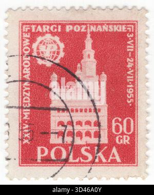 POLEN — 10. Juni 1955: 60 grosz, dunkel rote Briefmarke mit Posen Rathaus und Fair Emblem. 24. Internationale Messe in Posen, 03.-24. Juli. Es diente bis 1939 als Sitz der lokalen Regierung und beherbergt heute ein Museum. Das Rathaus wurde ursprünglich Ende des 13. Jahrhunderts nach der Gründung der mittelalterlichen Stadt 1253 erbaut; es wurde in etwa der heutigen Form, im manieristischen Stil, mit einer kunstvollen Loggia, von Giovanni Battista di Quadro in den Jahren 1550–1560 umgebaut Stockfoto