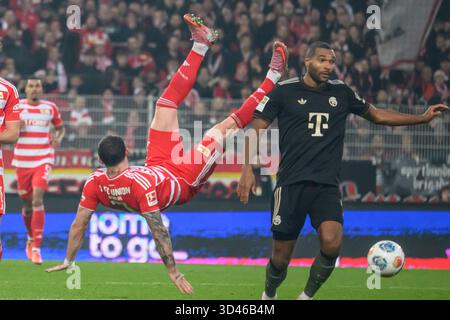 Berlin, Deutschland. November 2025. f.l.t.r.: Oliver Burke (1.FC Union), in der 1. Bundesliga-Spiel, 1. FC Union Berlin vs. FC Bayern München, Bundesliga, Fußball, DFB, Saison 2025/2026, im Stadion Alte Foersterei, im Spiel der ersten Bundesligaspiel, 1. FC Union Berlin gegen FC Bayern MŸnchen, Bundesliga, FuParticle, DFB, Saison 2025/2026, im Stadion Alte Fšrsterei, DFB/DFL-VORSCHRIFTEN VERBIETEN JEDE VERWENDUNG VON FOTOS ALS BILDSEQUENZEN UND/ODER QUASI-VIDEO, 08.11.25, (Foto von HMB Media/Uwe Koch/SIPA USA) Credit: SIPA USA/Alamy Live News Stockfoto