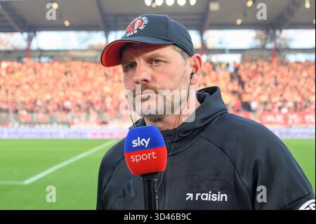 Berlin, Deutschland. November 2025. f.l.t.r.: Steffen Baumgart ( 1. FC Union Berlin, Trainer), in der 1. Bundesliga-Spiel, 1. FC Union Berlin vs. FC Bayern München, Bundesliga, Fußball, DFB, Saison 2025/2026, im Stadion Alte Foersterei, im Spiel der ersten Bundesligaspiel, 1. FC Union Berlin gegen FC Bayern MŸnchen, Bundesliga, FuParticle, DFB, Saison 2025/2026, im Stadion Alte Fšrsterei, DFB/DFL-VORSCHRIFTEN VERBIETEN JEDE VERWENDUNG VON FOTOS ALS BILDSEQUENZEN UND/ODER QUASI-VIDEO, 08.11.25, (Foto von HMB Media/Uwe Koch/SIPA USA) Credit: SIPA USA/Alamy Live News Stockfoto