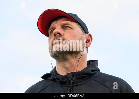 Berlin, Deutschland. November 2025. f.l.t.r.: Steffen Baumgart ( 1. FC Union Berlin, Trainer), in der 1. Bundesliga-Spiel, 1. FC Union Berlin vs. FC Bayern München, Bundesliga, Fußball, DFB, Saison 2025/2026, im Stadion Alte Foersterei, im Spiel der ersten Bundesligaspiel, 1. FC Union Berlin gegen FC Bayern MŸnchen, Bundesliga, FuParticle, DFB, Saison 2025/2026, im Stadion Alte Fšrsterei, DFB/DFL-VORSCHRIFTEN VERBIETEN JEDE VERWENDUNG VON FOTOS ALS BILDSEQUENZEN UND/ODER QUASI-VIDEO, 08.11.25, (Foto von HMB Media/Uwe Koch/SIPA USA) Credit: SIPA USA/Alamy Live News Stockfoto