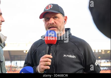 Berlin, Deutschland. November 2025. f.l.t.r.: Steffen Baumgart ( 1. FC Union Berlin, Trainer), in der 1. Bundesliga-Spiel, 1. FC Union Berlin vs. FC Bayern München, Bundesliga, Fußball, DFB, Saison 2025/2026, im Stadion Alte Foersterei, im Spiel der ersten Bundesligaspiel, 1. FC Union Berlin gegen FC Bayern MŸnchen, Bundesliga, FuParticle, DFB, Saison 2025/2026, im Stadion Alte Fšrsterei, DFB/DFL-VORSCHRIFTEN VERBIETEN JEDE VERWENDUNG VON FOTOS ALS BILDSEQUENZEN UND/ODER QUASI-VIDEO, 08.11.25, (Foto von HMB Media/Uwe Koch/SIPA USA) Credit: SIPA USA/Alamy Live News Stockfoto