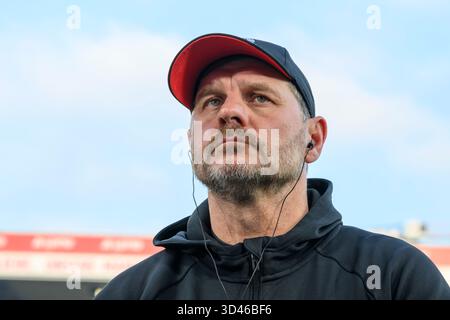 Berlin, Deutschland. November 2025. fltr.: Steffen Baumgart ( 1. FC Union Berlin, Trainer), in der 1. Bundesliga-Spiel, 1. FC Union Berlin vs. FC Bayern München, Bundesliga, Fußball, DFB, Saison 2025/2026, im Stadion Alte Foersterei, im Spiel der ersten Bundesligaspiel, 1. FC Union Berlin gegen FC Bayern MŸnchen, Bundesliga, FuParticle, DFB, Saison 2025/2026, im Stadion Alte Fšrsterei, DFB/DFL-VORSCHRIFTEN VERBIETEN JEDE VERWENDUNG VON FOTOS ALS BILDSEQUENZEN UND/ODER QUASI-VIDEO, 08.11.25, (Foto von HMB Media/Uwe Koch/SIPA USA) Credit: SIPA USA/Alamy Live News Stockfoto