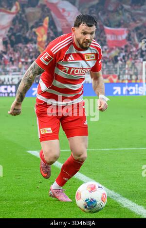 Berlin, Deutschland. November 2025. f.l.t.r.: Oliver Burke (1.FC Union), in der 1. Bundesliga-Spiel, 1. FC Union Berlin vs. FC Bayern München, Bundesliga, Fußball, DFB, Saison 2025/2026, im Stadion Alte Foersterei, im Spiel der ersten Bundesligaspiel, 1. FC Union Berlin gegen FC Bayern MŸnchen, Bundesliga, FuParticle, DFB, Saison 2025/2026, im Stadion Alte Fšrsterei, DFB/DFL-VORSCHRIFTEN VERBIETEN JEDE VERWENDUNG VON FOTOS ALS BILDSEQUENZEN UND/ODER QUASI-VIDEO, 08.11.25, (Foto von HMB Media/Uwe Koch/SIPA USA) Credit: SIPA USA/Alamy Live News Stockfoto