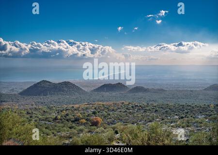 Blick aus der Vogelperspektive vom Vulkan Ätna in Richtung Catania und der Ebene des Flusses Simeto. Kleine vulkanische Kegel im Vordergrund. Provinz Catania, S. Stockfoto