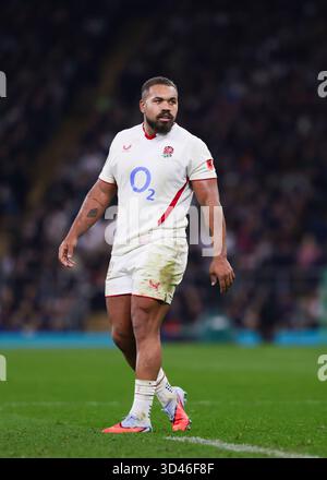 London, Großbritannien. November 2025. Ollie Lawrence (England) während des Spiels England gegen Fiji im Allianz Stadium, Twickenham für die Quilter Nations Series 2025. London, Großbritannien © ️ Credit: Elsie Kibue/Alamy Live News Stockfoto