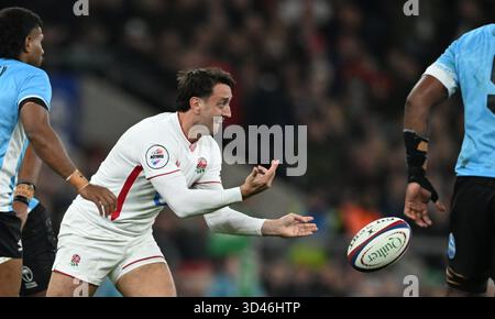 Twickenham, London, Großbritannien. November 2025. Quilter Nations Series Rugby, England gegen Fidschi; Alex Mitchell aus England übergibt Credit: Action Plus Sports/Alamy Live News Stockfoto