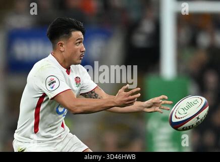 Twickenham, London, Großbritannien. November 2025. Quilter Nations Series Rugby, England gegen Fidschi; Marcus Smith of England übergibt Credit: Action Plus Sports/Alamy Live News Stockfoto