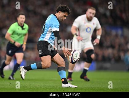 Twickenham, London, Großbritannien. November 2025. Quilter Nations Series Rugby, England gegen Fidschi; Caleb Muntz aus Fidschi Kicks Credit: Action Plus Sports/Alamy Live News Stockfoto
