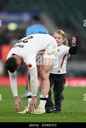 Twickenham, London, Großbritannien. November 2025. Quilter Nations Series Rugby, England gegen Fidschi; Ben Spencer aus England mit seiner Tochter Credit: Action Plus Sports/Alamy Live News Stockfoto
