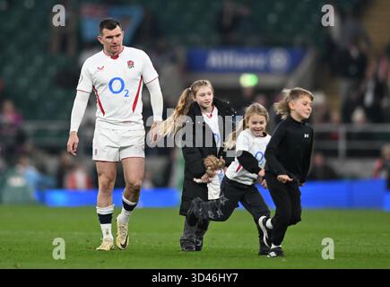 Twickenham, London, Großbritannien. November 2025. Quilter Nations Series Rugby, England gegen Fidschi; Ben Spencer aus England mit seinen Kindern Credit: Action Plus Sports/Alamy Live News Stockfoto